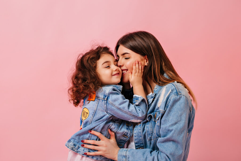 mamá recibiendo cariño de su hija