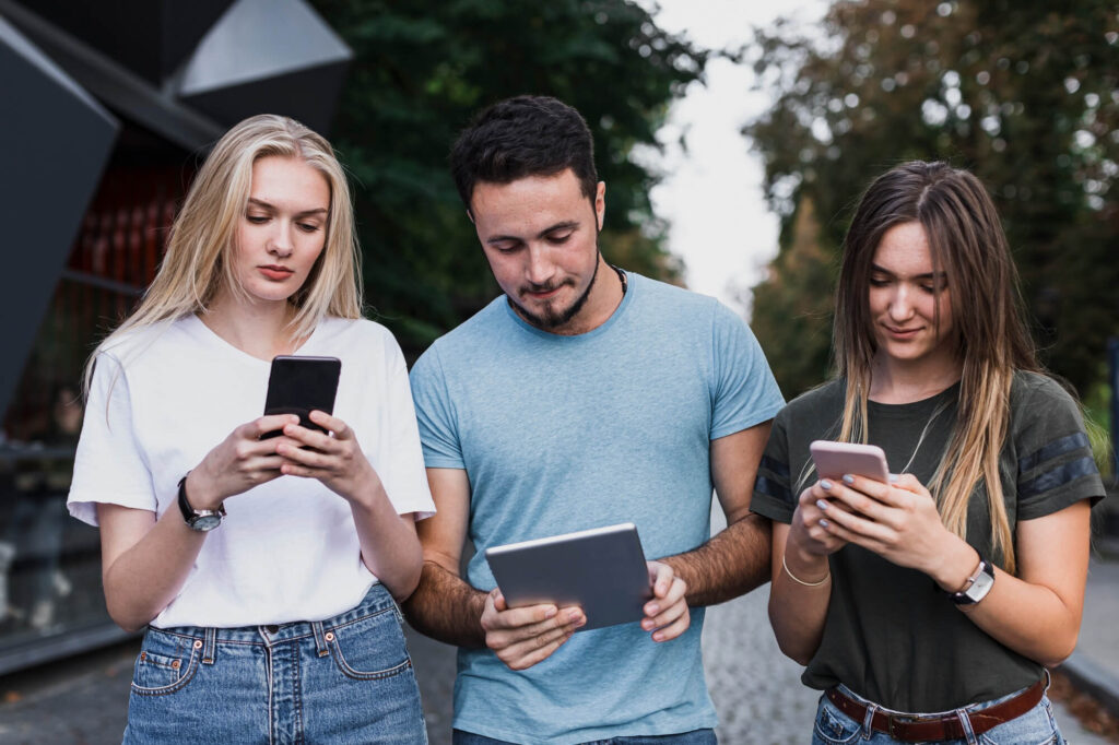 personas en el celular