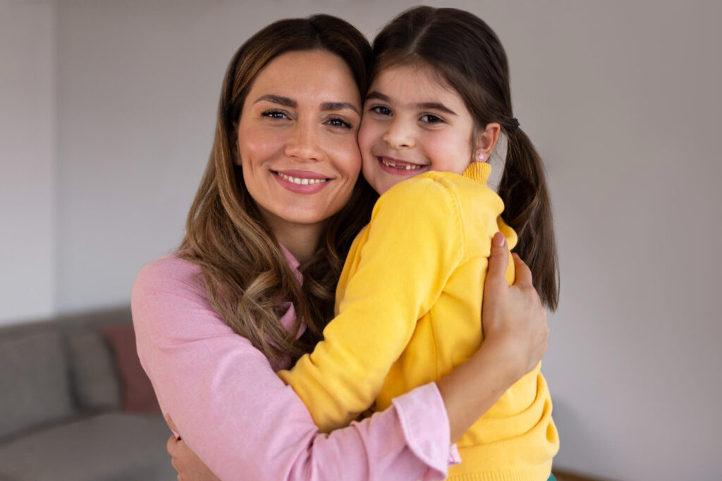 mamá abrazando a su hija